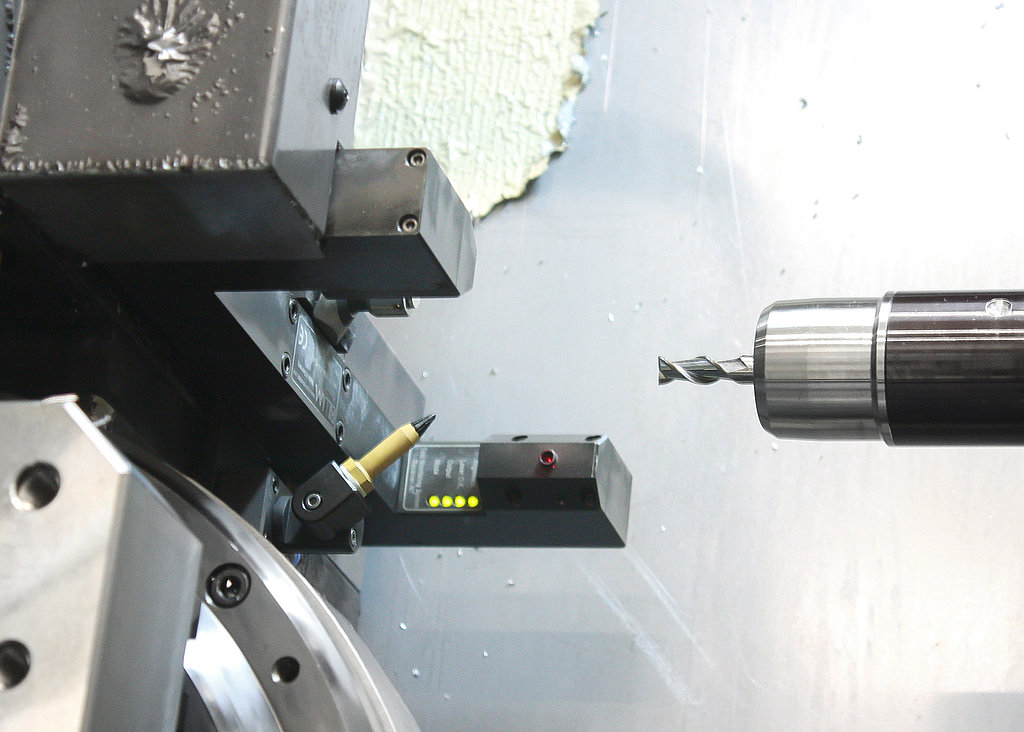 The LaserControl NT laser measuring system measures tools in the horizontal machining centre